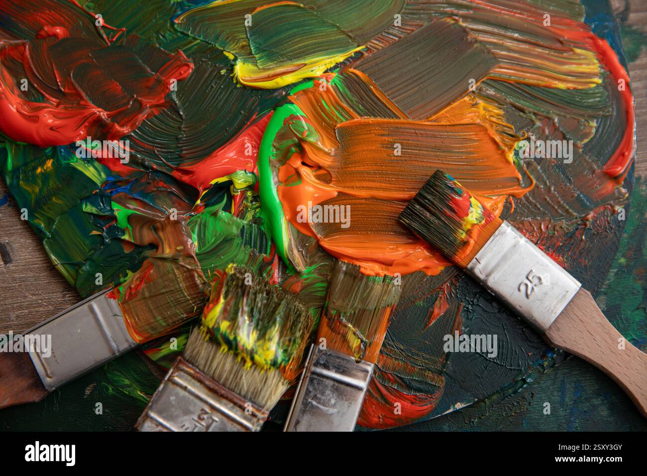 Explorer l'art abstrait créatif avec pinceaux et couleurs vives dans des affichages époustouflants Banque D'Images