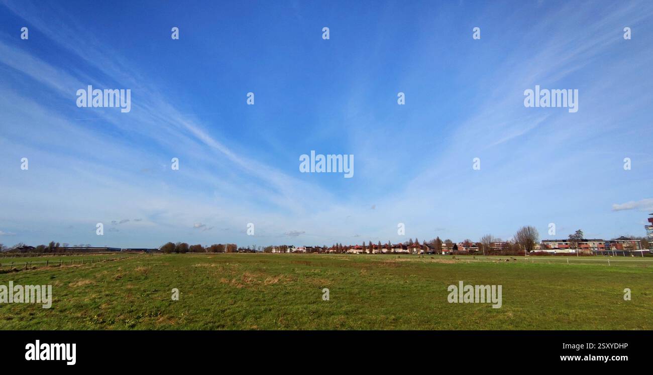 Cirrus radiatus nuages : Cirrus disposés en bandes parallèles qui, en raison de l'effet de perspective, semblent converger vers un point de l'horizon Banque D'Images