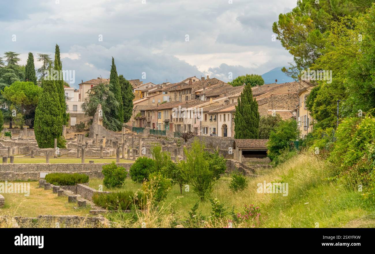 Paysage autour de Vaison-la-Romaine, une ville du département du Vaucluse en Provence dans le sud-est de la France. Banque D'Images