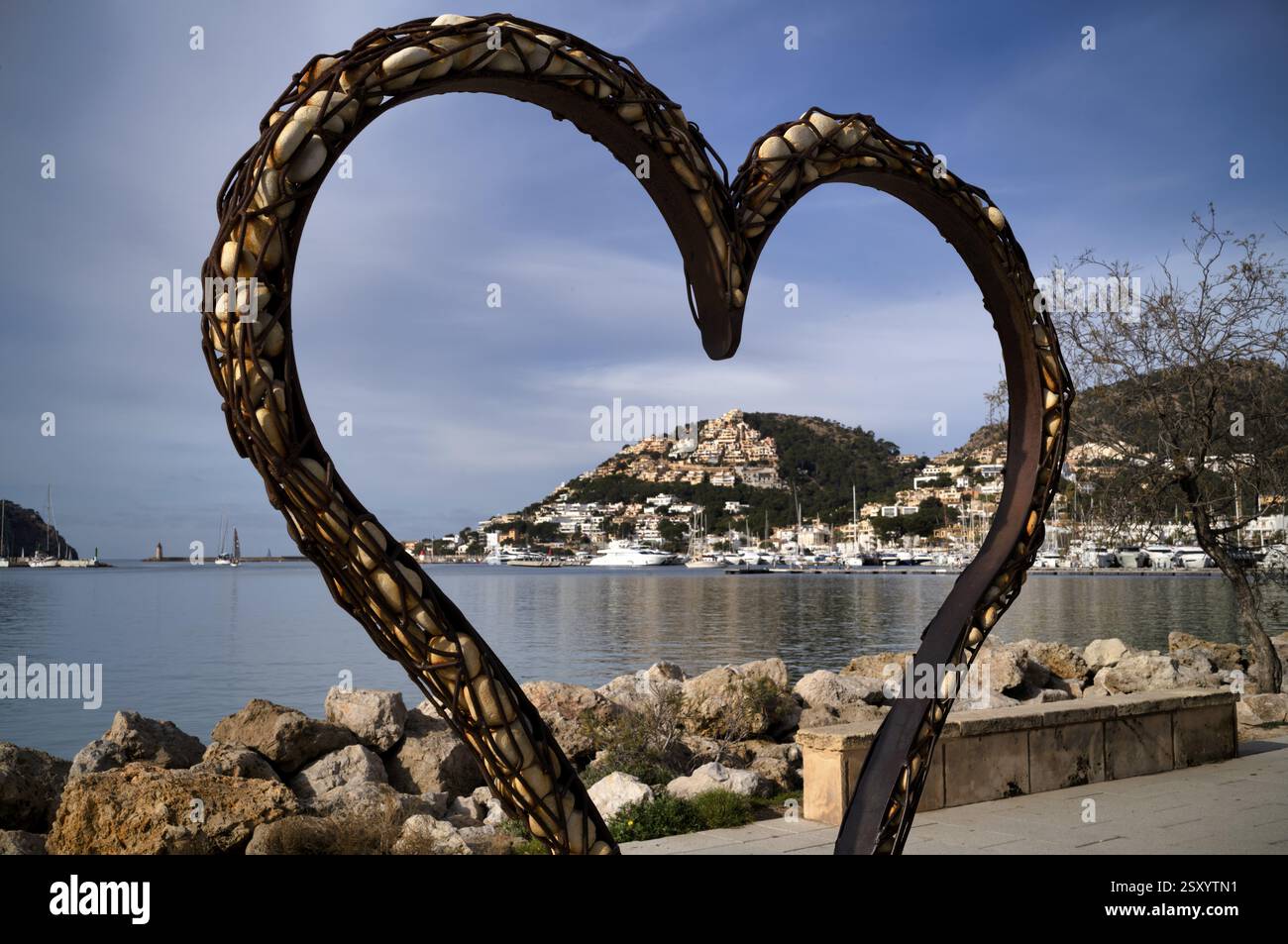 Vue à travers un coeur de pierres au port de Port d'Andratx avec port de plaisance, Majorque, Îles Baléares, Îles Baléares, Espagne, Europe Banque D'Images