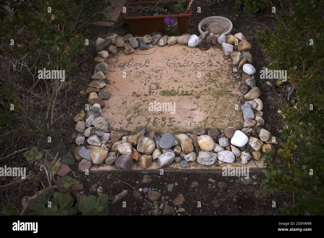 Tombe, pierre tombale du poète et auteur britannique Robert graves, cimetière de l'église paroissiale Iglesia San Juan Bautista, village d'artistes Deia, Tramun Banque D'Images