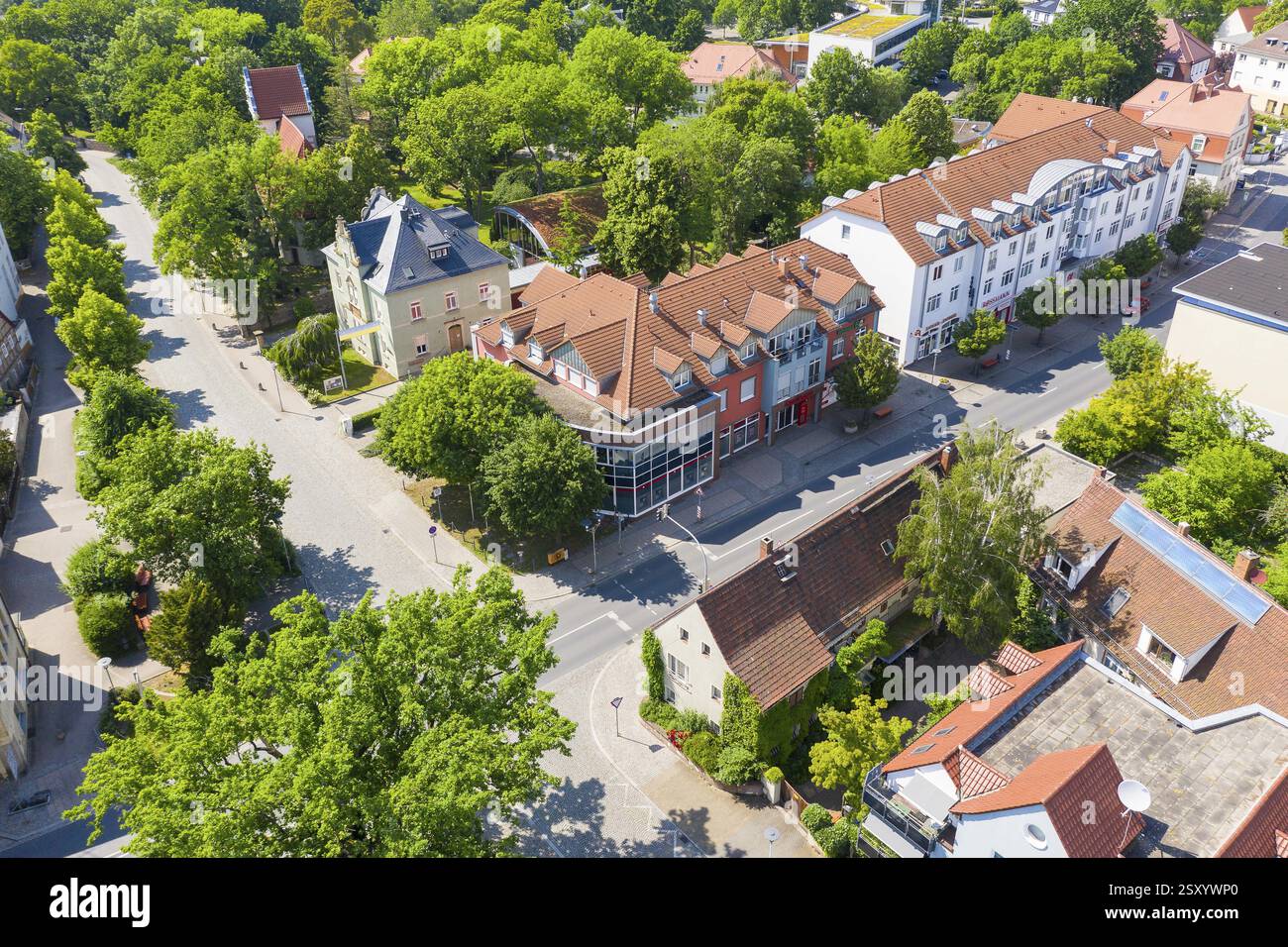 Vue aérienne de la rue principale avec bureau paroissial protestant à Coswig, Saxe, Allemagne, Europe Banque D'Images