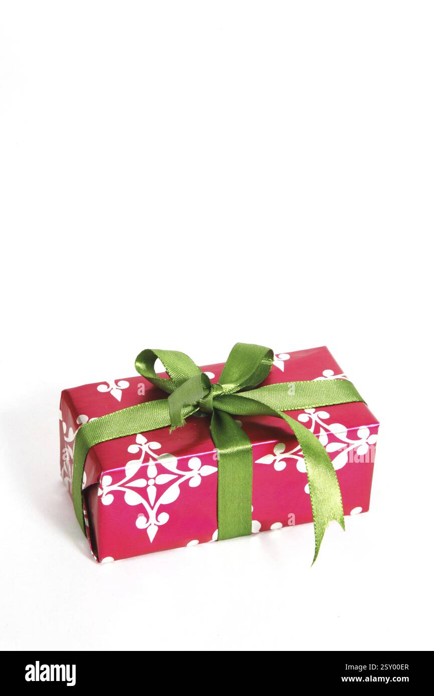 Boîte-cadeau avec ruban dans festival de Noël Banque D'Images