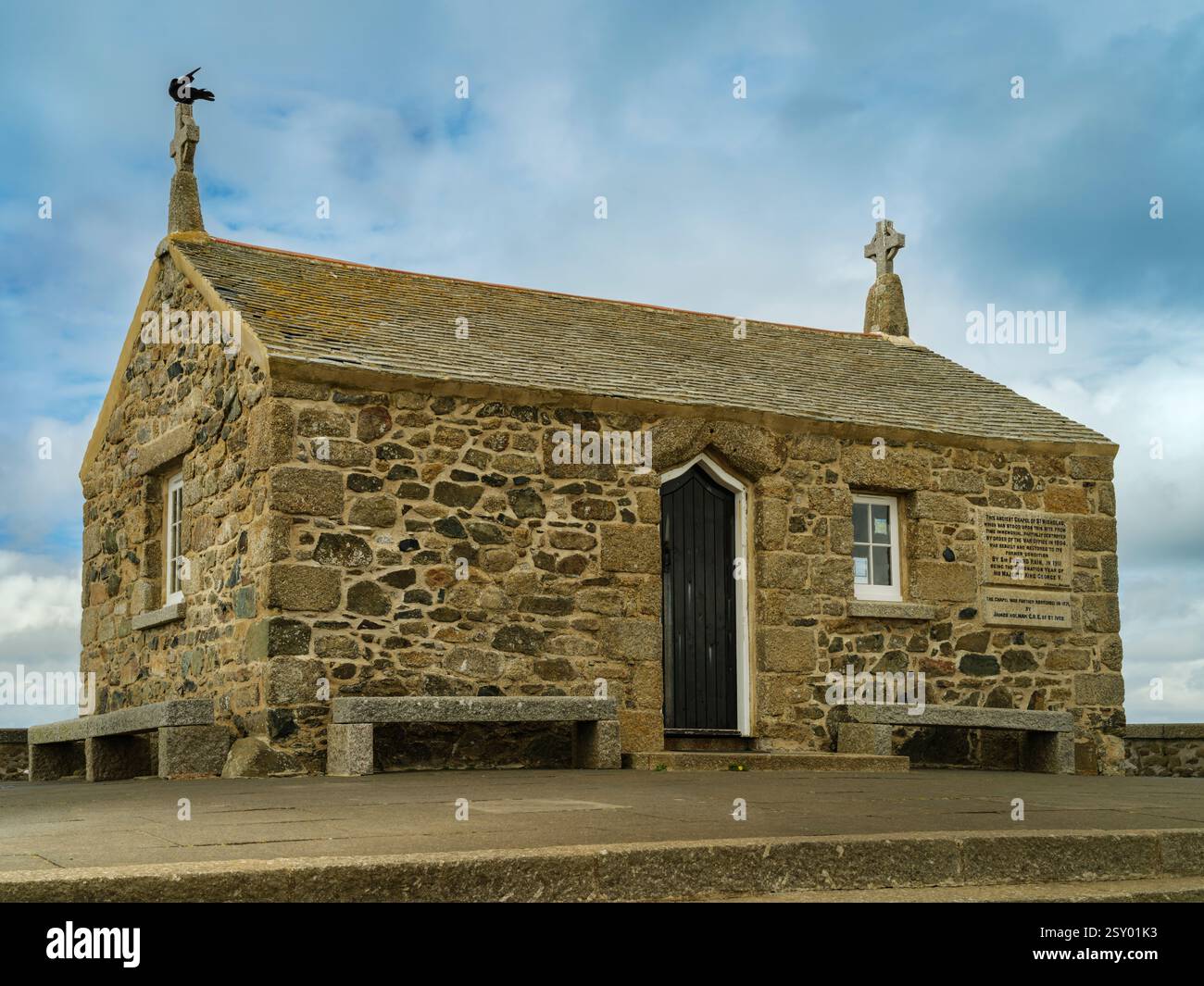 St Ives, Cornouailles - la chapelle de St Nicholas. Perchée au sommet d'une colline sur 'l'île', l'ancienne chapelle restaurée surplombe la baie de St Ives. Banque D'Images