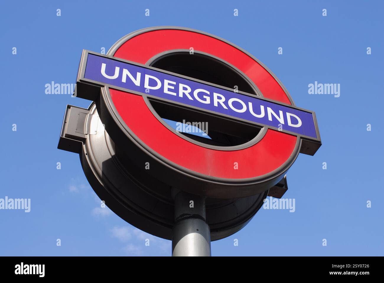 London Underground panneau, Westminster, Londres Royaume-Uni, contre le ciel bleu Banque D'Images