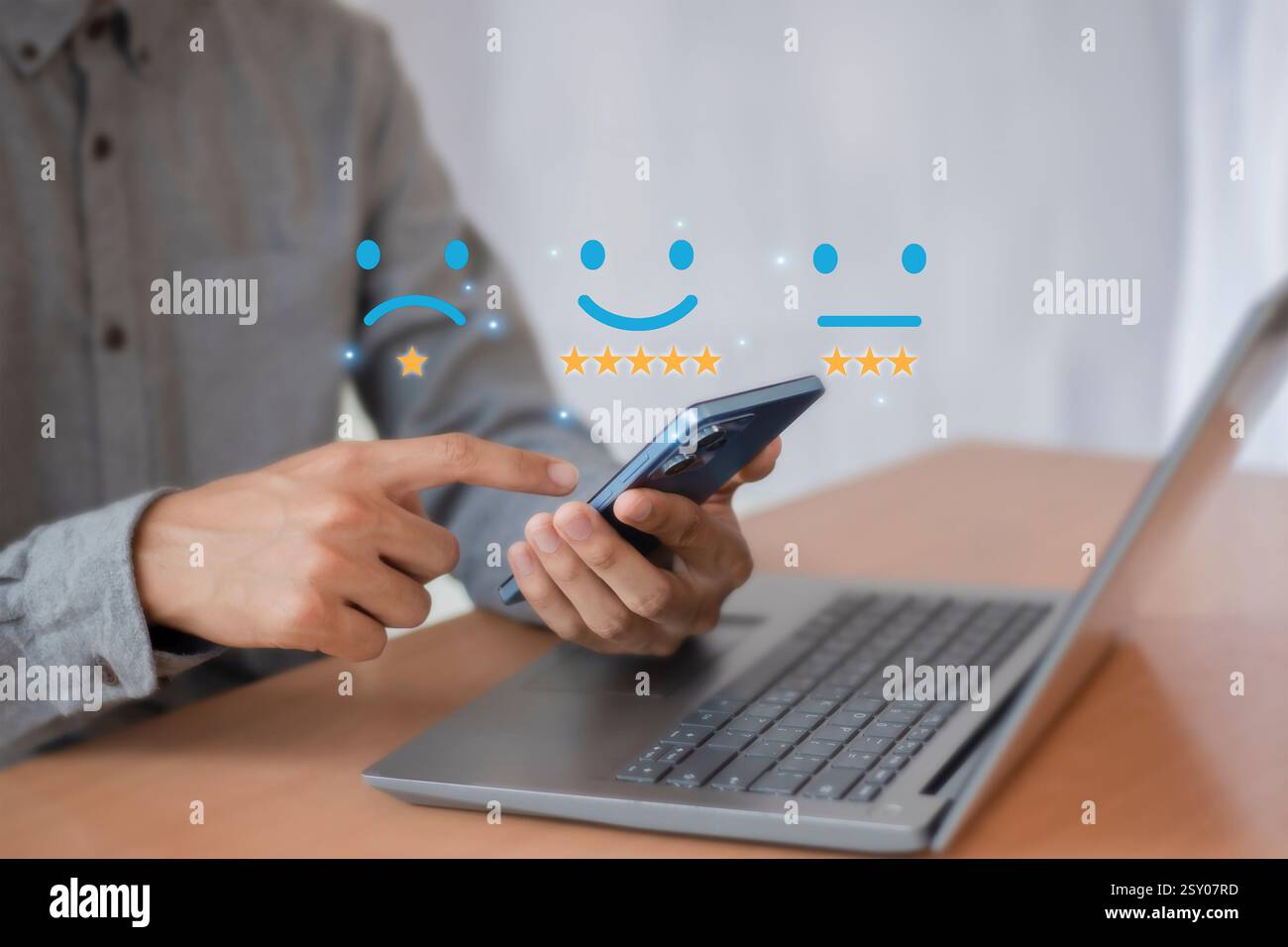 Les clients évaluent la satisfaction des fournisseurs de services via l'application. Expérience de service dans l'évaluation de la qualité de service Banque D'Images