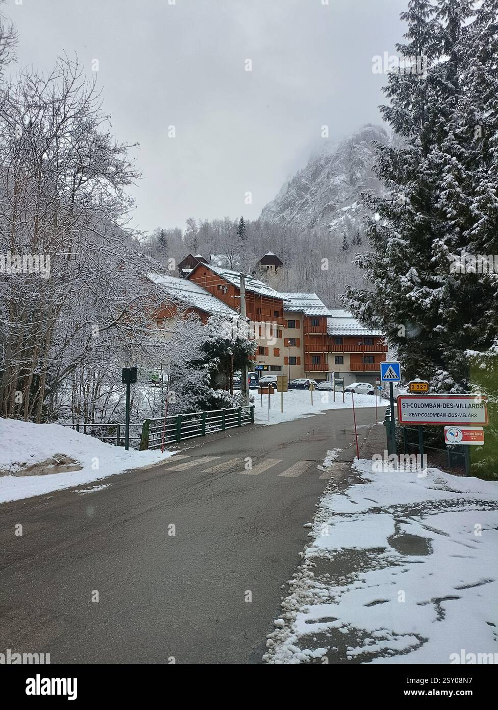 Saint-Colomban-des-Villards panneau village et rue enneigée dans la vallée de la Maurienne, Savoie, Alpes françaises, France Banque D'Images