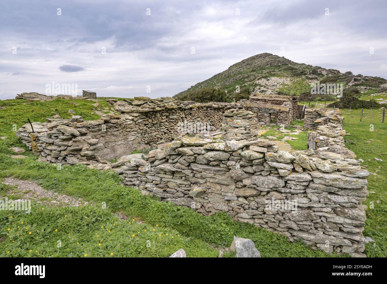 Vestiges en pierre sèche d'un bâtiment historique, peut-être les ruines d'une chapelle ou d'une maison au point de vue sur la pointe nord de l'île près de Rodigliano, Banque D'Images
