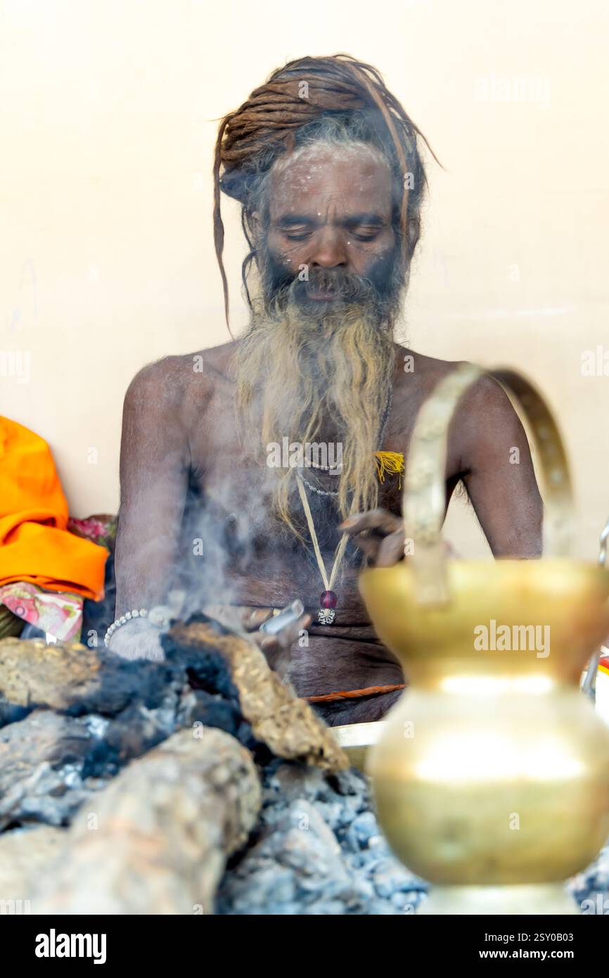naga saint hindou en transe sacrée pendant le festival de mahakumbh Banque D'Images