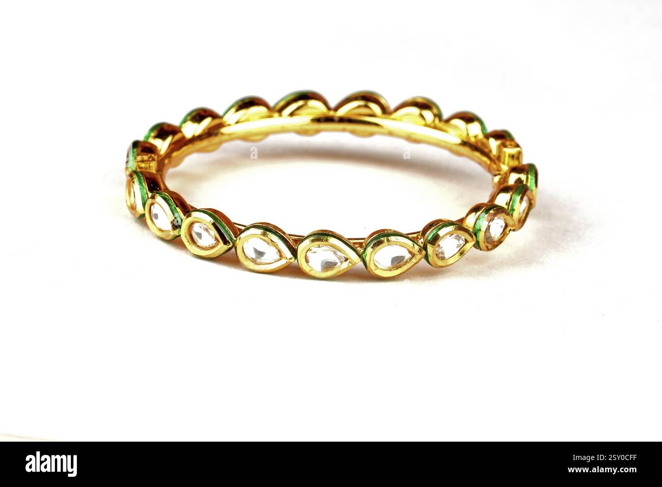 Bracelet en or sur fond blanc, bracelet Kundan, style, mode et conception de bijoux. Bijoux traditionnels indiens, bijoux de mariage indiens bangl Banque D'Images