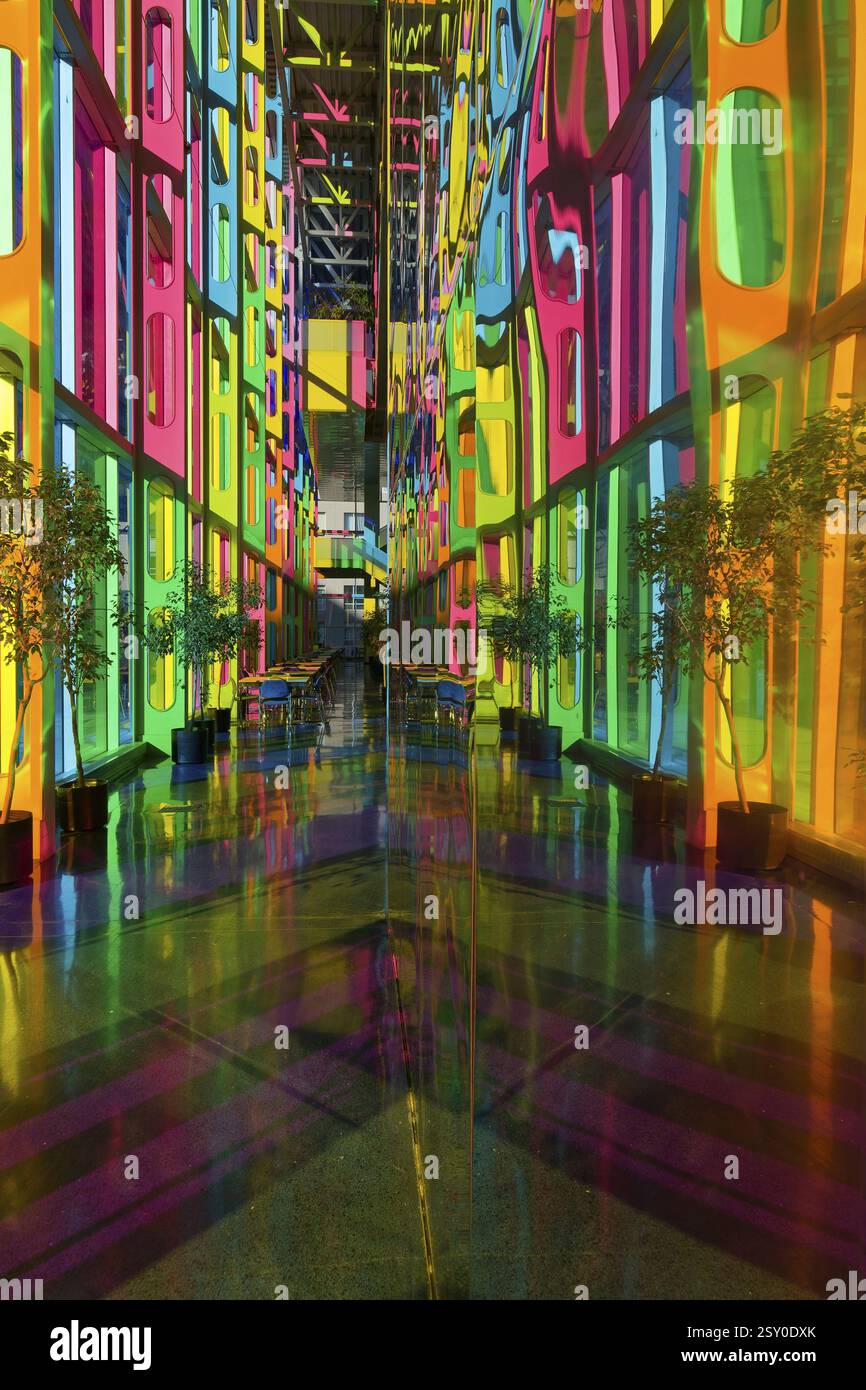 Reflets colorés des fenêtres au centre des congrès, Montréal, Province de Québec, Canada, Amérique du Nord Banque D'Images