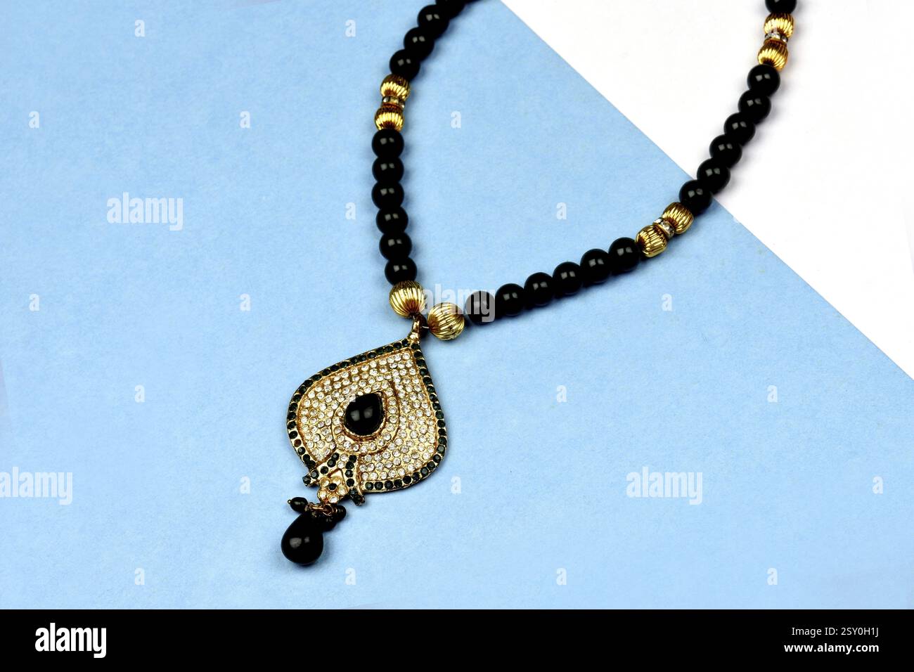 Bijoux traditionnels indiens placés sur fond.diamant et pendentif en pierre verte, bijoux féminins de luxe, bijoux traditionnels indiens, boucles d'oreilles en diamant Banque D'Images