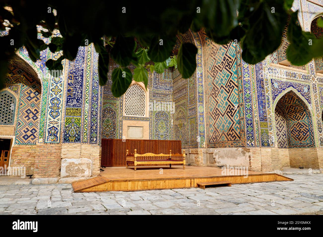 Belle madrassah avec cour intérieure à Registan vieux complexe de place publique au coeur de la ville antique Samarkand, Ouzbékistan. Tourisme et voyages c Banque D'Images