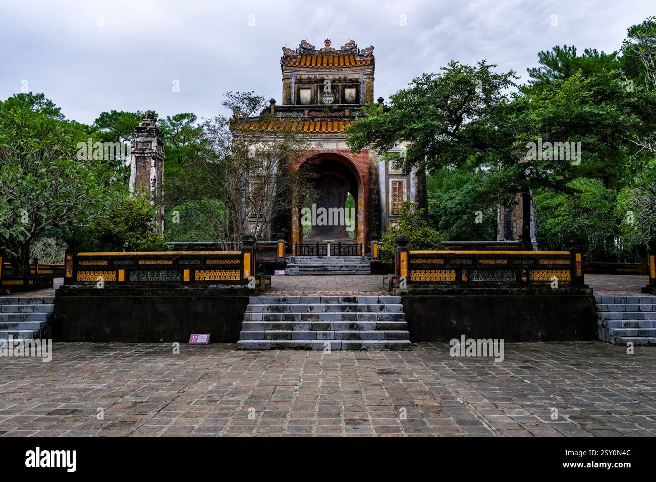 Pavillon de stèle avec un monument au règne de tu Duc sur la tombe de l'empereur tu Duc, Lăng Tự Đức, au mausolée de Khiem, Khiêm Lăng. Banque D'Images