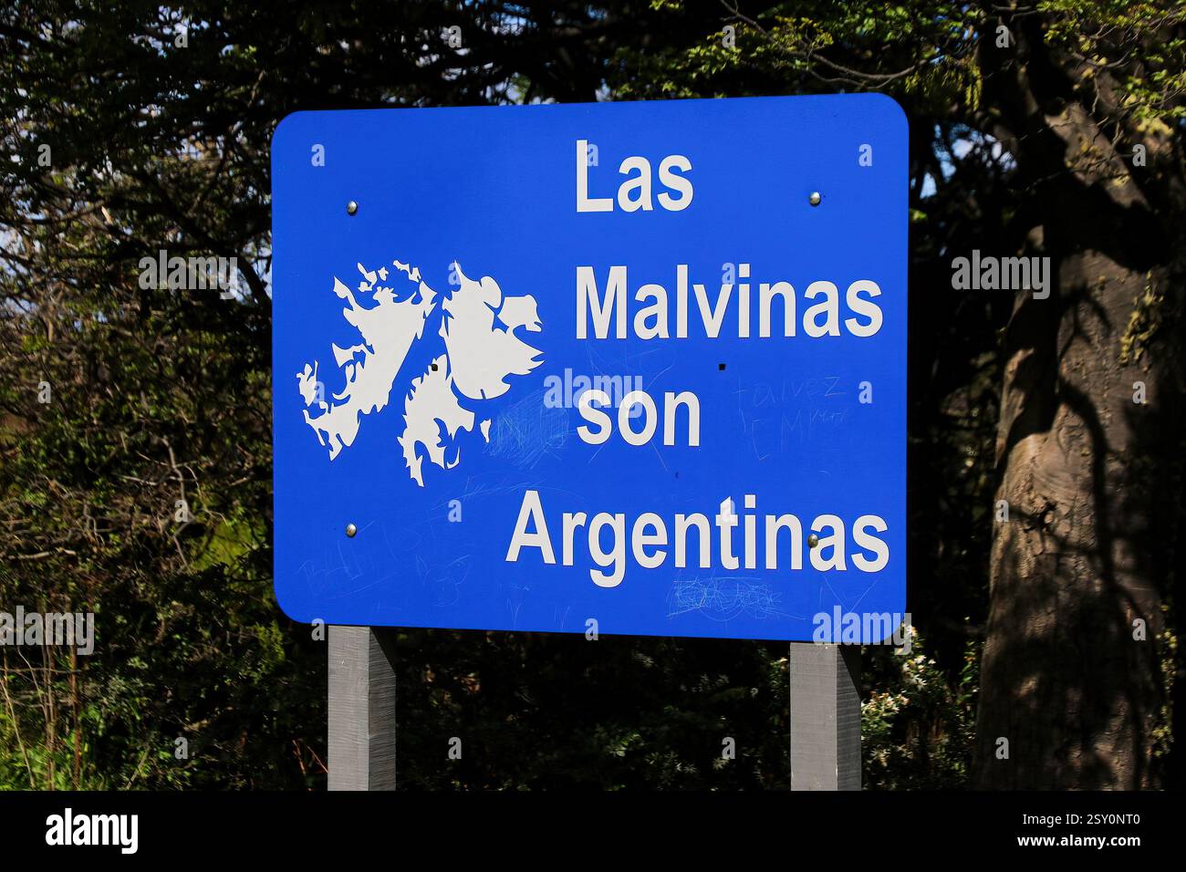 'Las Malvinas son Argentinas' ('les îles Falkland sont argentines') panneau dans le Parc National de la Terre de feu - différend frontalier entre l'Argentine a Banque D'Images
