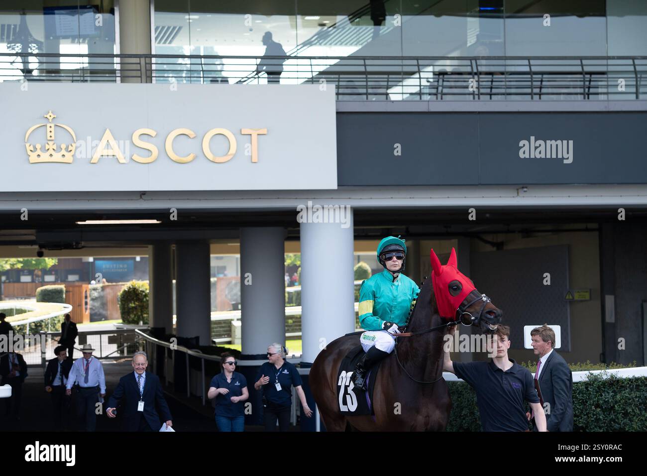 Ascot, Berkshire, Royaume-Uni. 11 mai 2024. Horse KING'S VANITY monté par le jockey Hayley Turner se rend sur le circuit pour la Coupe Victoria Lavazza & Ascot 10 ans anniversaire à l'hippodrome d'Ascot au Peroni Nastro Azzurro 0,0% Victoria Cup Raceday. Crédit : Maureen McLean/Alamy Banque D'Images