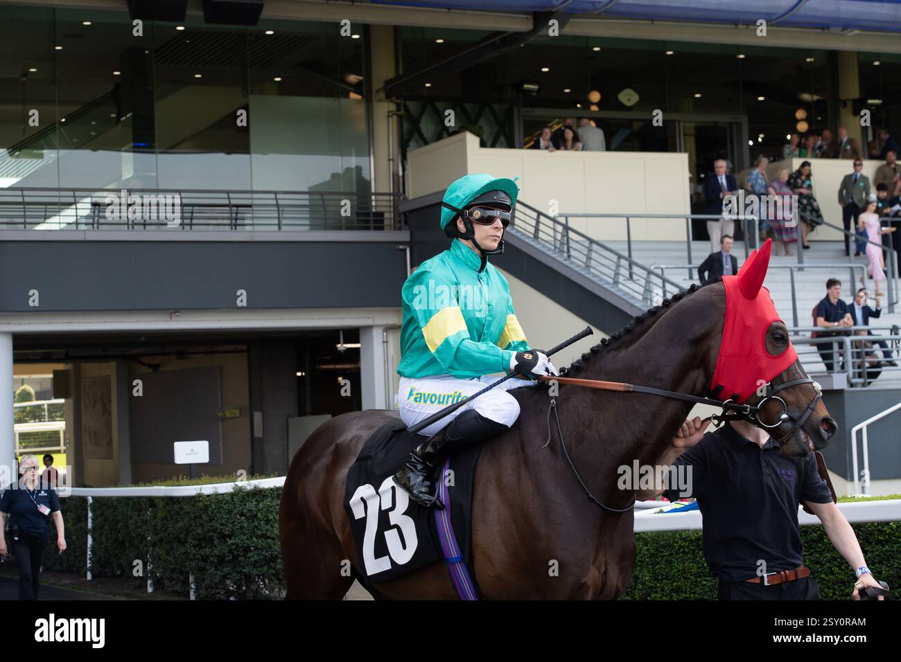 Ascot, Berkshire, Royaume-Uni. 11 mai 2024. Horse KING'S VANITY monté par le jockey Hayley Turner se rend sur le circuit pour la Coupe Victoria Lavazza & Ascot 10 ans anniversaire à l'hippodrome d'Ascot au Peroni Nastro Azzurro 0,0% Victoria Cup Raceday. Crédit : Maureen McLean/Alamy Banque D'Images