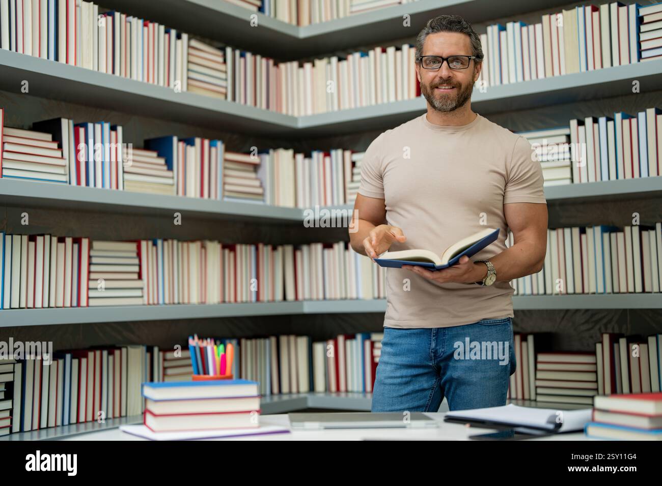 Professeur tuteur en classe scolaire. Connaissances, éducation. Homme avec livre enseignement leçon en classe. Examen universitaire. Étudier enseigner à l'université. Éducateur Banque D'Images