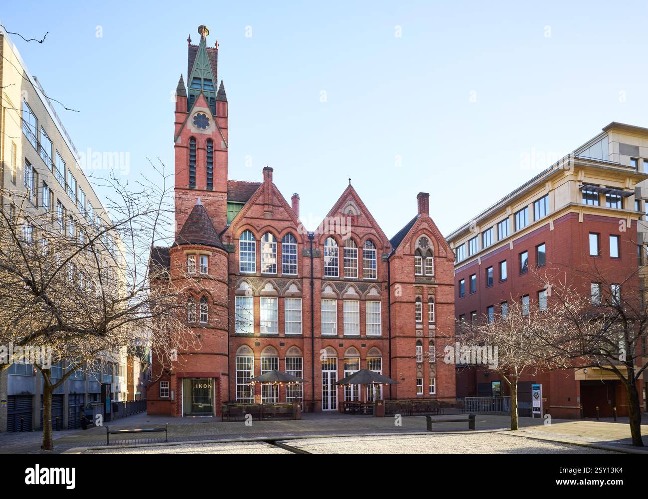 The Ikon Gallery, Oozells Square, Brindley place, Birmingham, Royaume-Uni. Il s'agit de l'ancienne Oozells Street Board School, conçue par John Henry Chamberlain. Banque D'Images