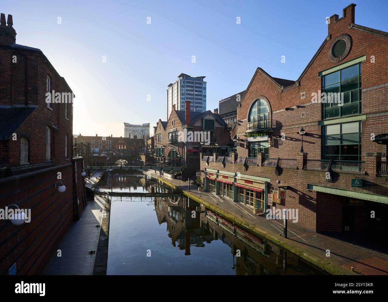 La Birmingham canal navigation main Line dans le centre de Birmingham, Royaume-Uni, montrant Brindley place sur la droite. Banque D'Images