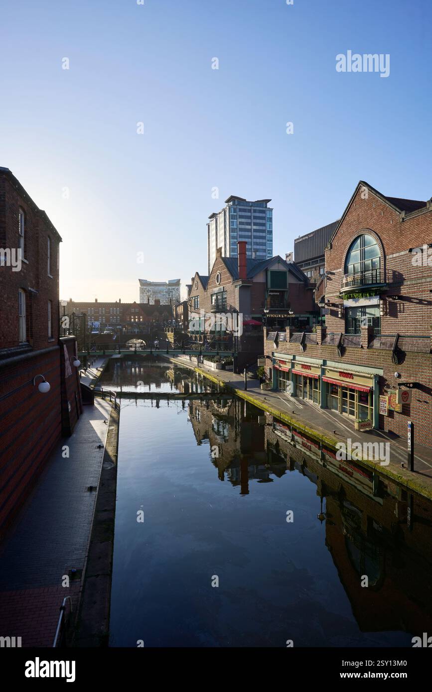 La Birmingham canal navigation main Line dans le centre de Birmingham, Royaume-Uni, montrant Brindley place sur la droite. Banque D'Images