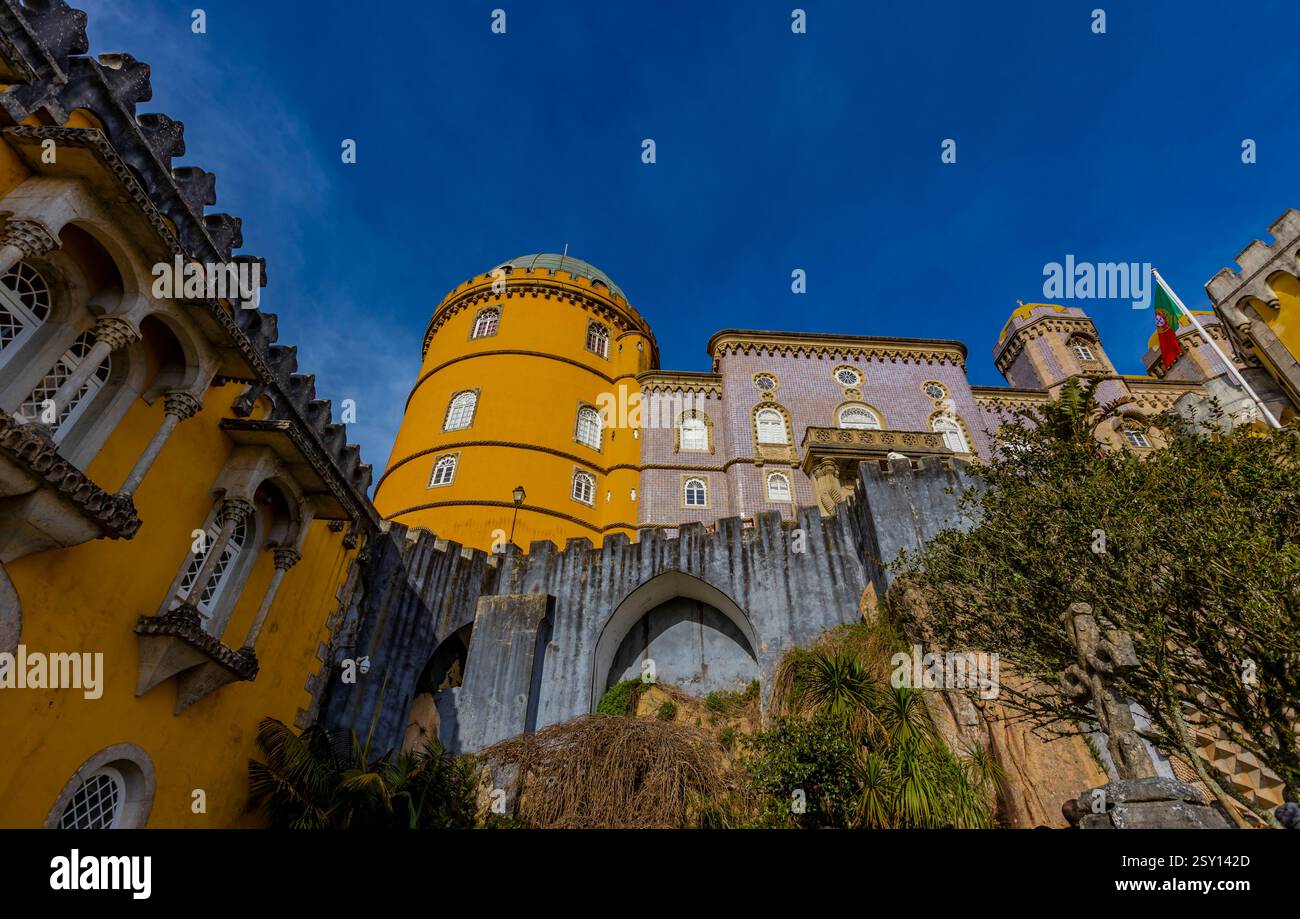 Découvrez les couleurs enchanteresses et le design complexe du Palais National de Pena à Sintra, au Portugal, un chef-d'œuvre romantiste riche en histoire et Banque D'Images