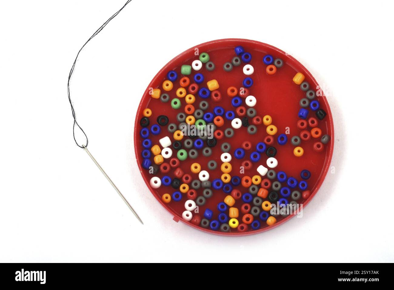 Perles de couleur avec needle.used dans la finition des vêtements de mode. Faire collier de perles, perles pour femmes de la mode, Bead crochet. Perles quotidiennes Banque D'Images