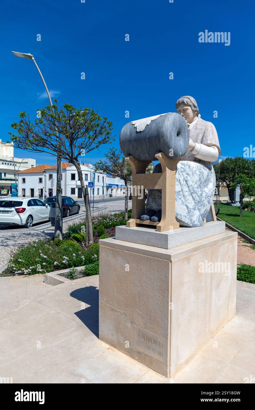 Europe, Portugal, Oeste Region, Peniche, Monument aux Lacemakers de Peniche (Monumento a Rendilheira de Peniche) Banque D'Images