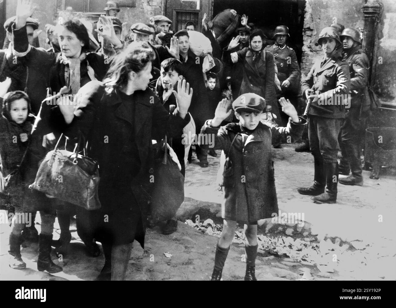 Soulèvement du ghetto de Varsovie. Femmes et enfants juifs enlevés de force d'un bunker par des unités de Schutzstaffel (SS) pour être déportés vers des camps d'extermination. 1943 Banque D'Images