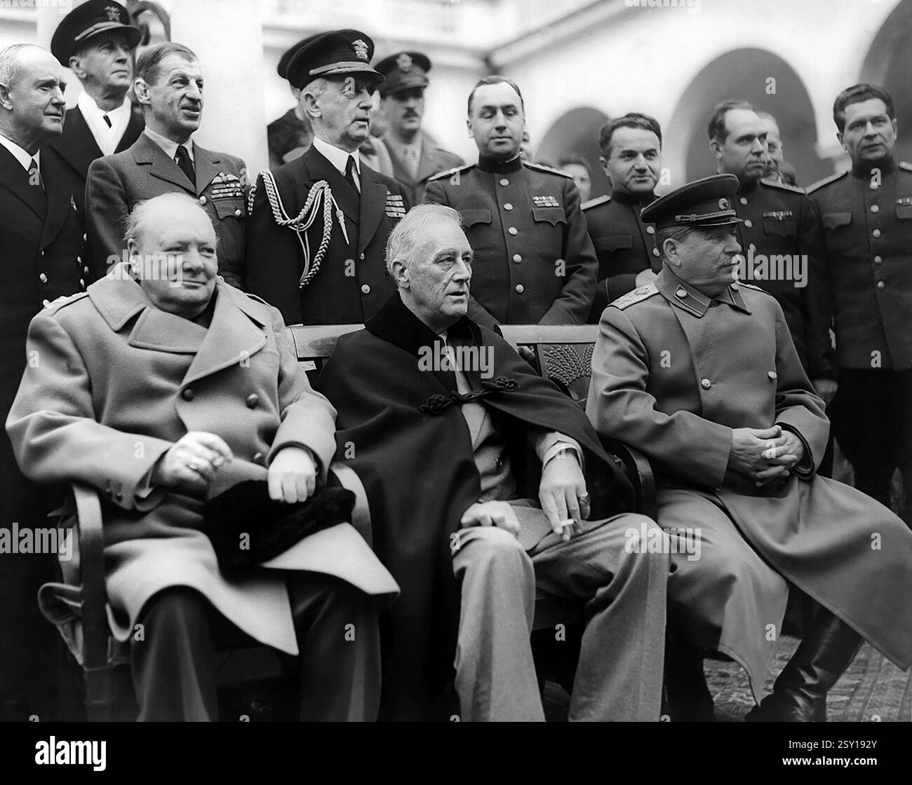 Le premier ministre britannique Winston Churchill, l'américain Pesident Franklin d Roosevelt et le premier ministre soviétique Josef Staline se réunissent lors de la conférence des « trois grands » de Yalta en février 1945, préparant des plans pour la défaite finale de l'Allemagne nazie Banque D'Images
