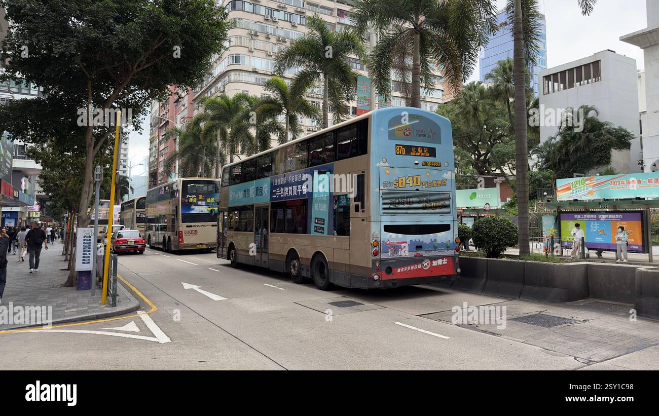 Hong Kong, Chine - 13 décembre 2023 : bus le long de Park Lane Shopper's Boulevard, Nathan Road à Kowloon, Hong Kong. - Image de stock capturée avec un smartphone