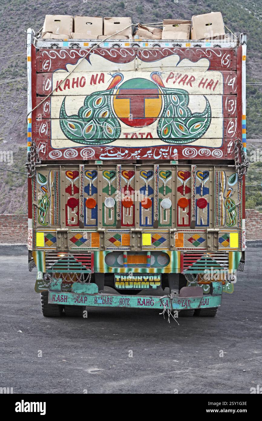 Camion peint transportant des marchandises, Uri, le Jammu-et-Cachemire, l'Inde, l'Asie Banque D'Images
