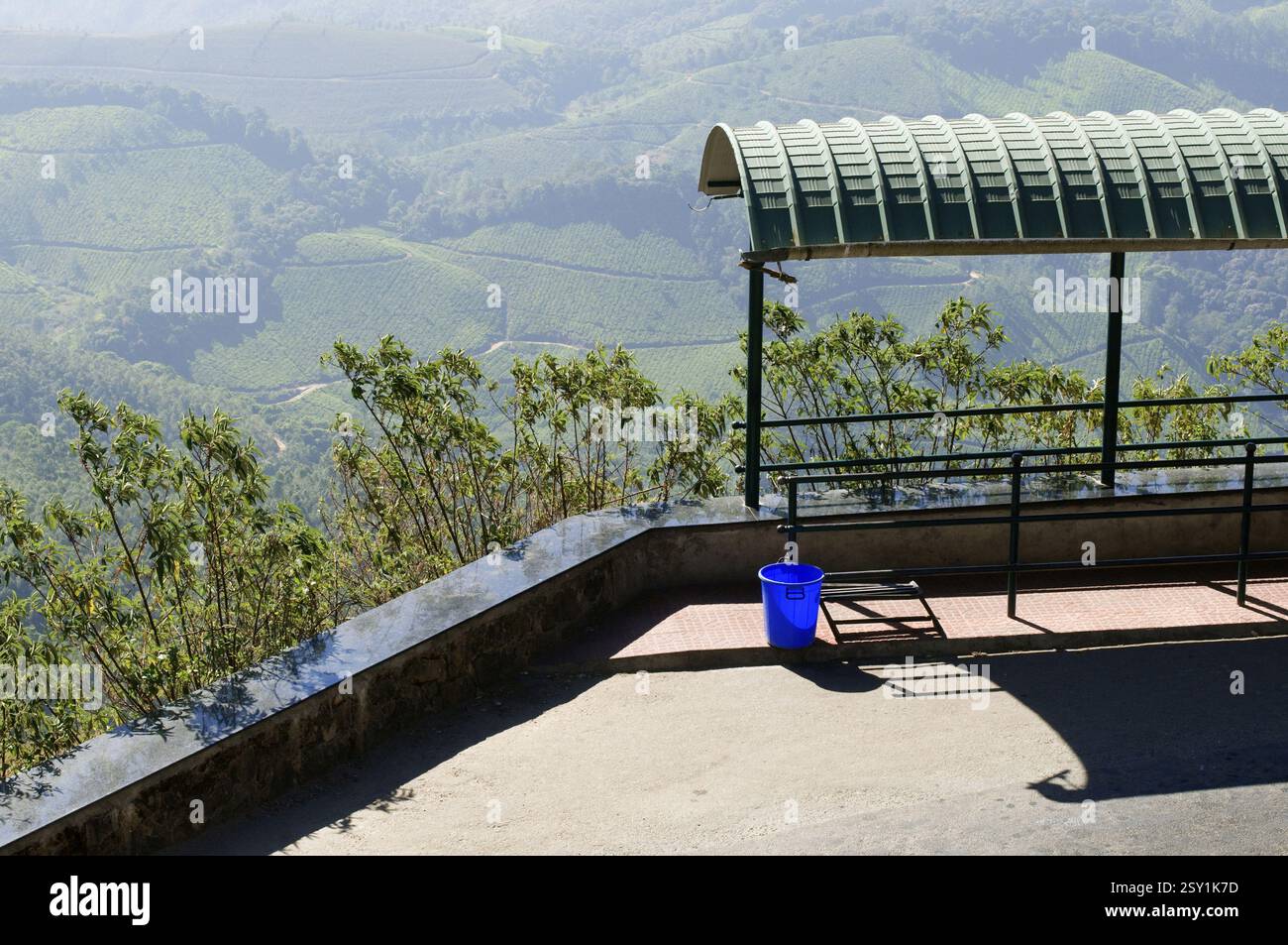 Arrêt de bus avec poubelle en plastique Eravikulam Munnar Kerala Inde Asie Banque D'Images