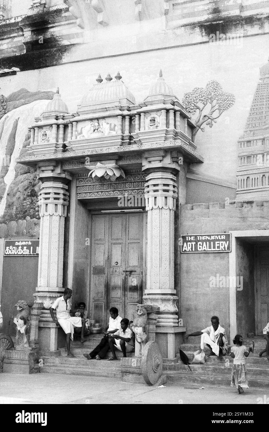 Galerie d'art entrée personnes en attente Thanjavur Tamil Nadu Inde Asie 1979 Banque D'Images