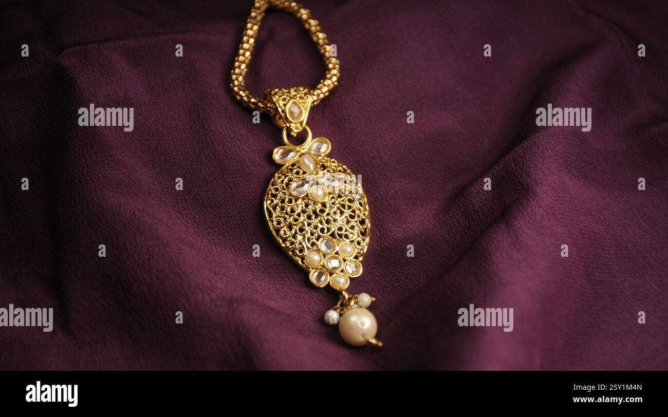 Pendentif en or et perles avec chaîne, bijoux traditionnels indiens Banque D'Images
