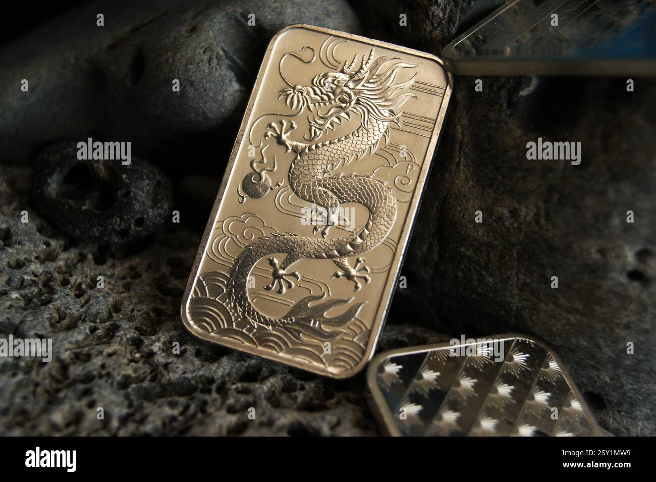 Barre en argent pur avec image de dragon. Investissements dans les métaux précieux. Banque D'Images