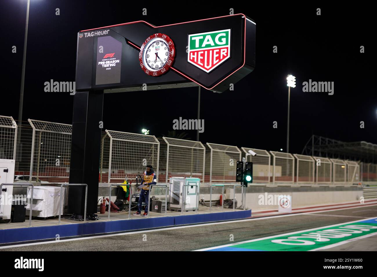 TAG Heuer LVMH nouveau sponsor dans la pitlane lors des essais de pré-saison de formule 1 Aramco 2025 du Championnat du monde de formule 1 FIA 2025 du 26 au 28 février 2025 sur le circuit International de Bahreïn, à Sakhir, Bahreïn Banque D'Images