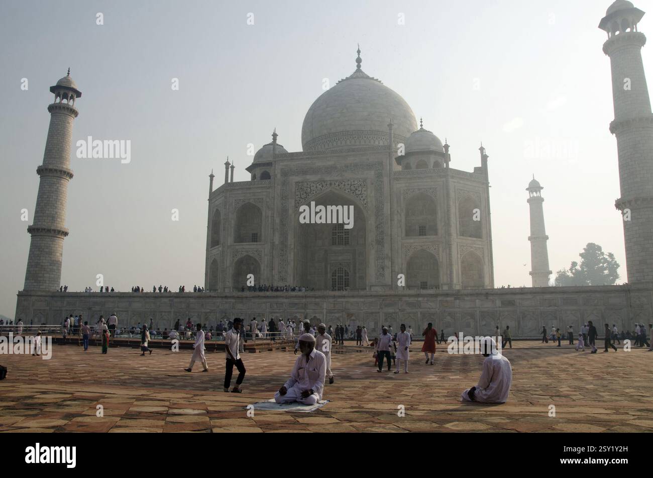 Peu de gens offrant Namaz en premier plan du Taj Mahal Agra Uttar Pradesh, Inde Banque D'Images