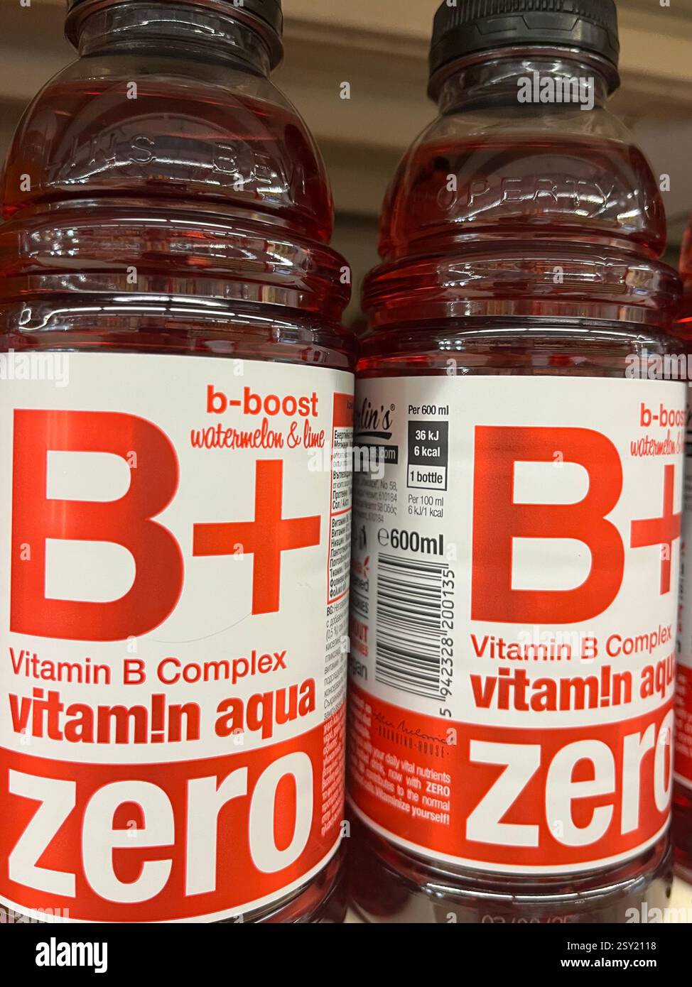 Bouteilles de Vitamin Aqua avec vitamines B-Complex sur l'affichage dans l'étagère d'épicerie au détail, boisson b-Complex, eau vitaminée aromatisée, hydratation quotidienne Banque D'Images