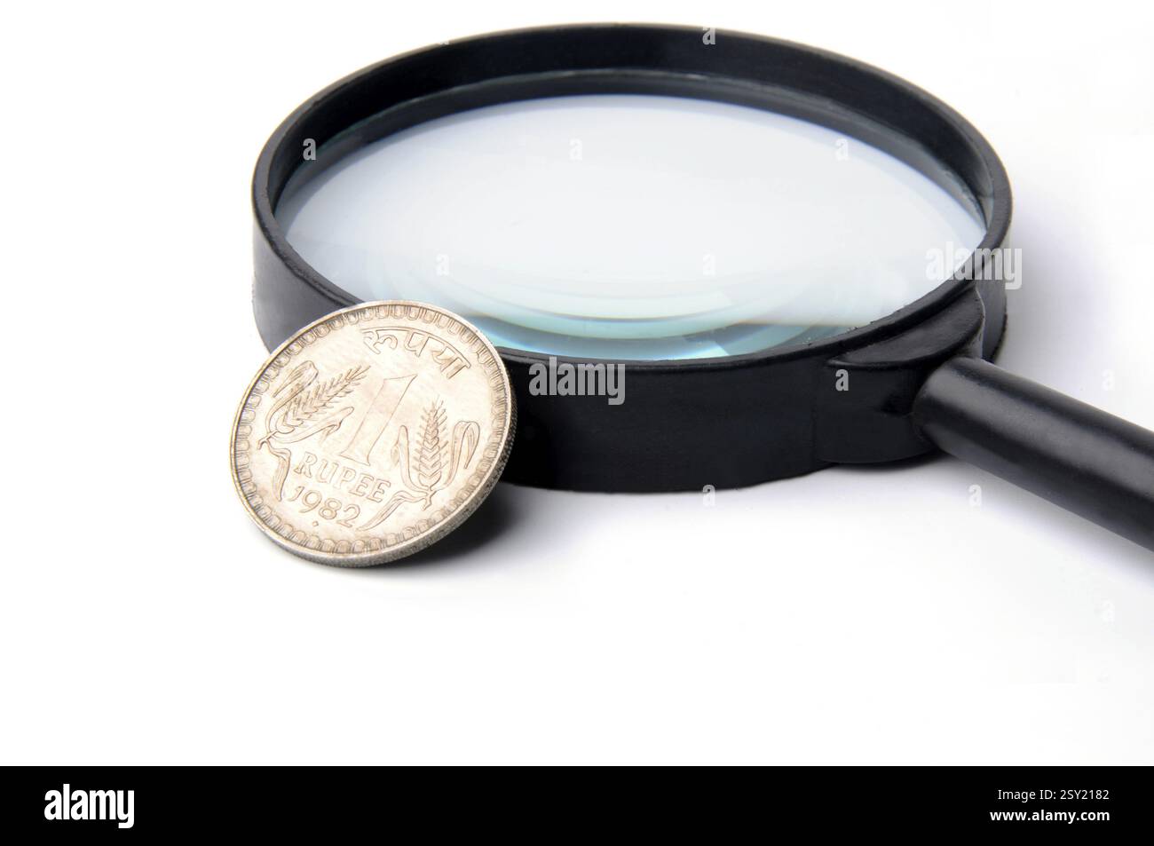 Concept de Loupe et pièce de monnaie Banque D'Images