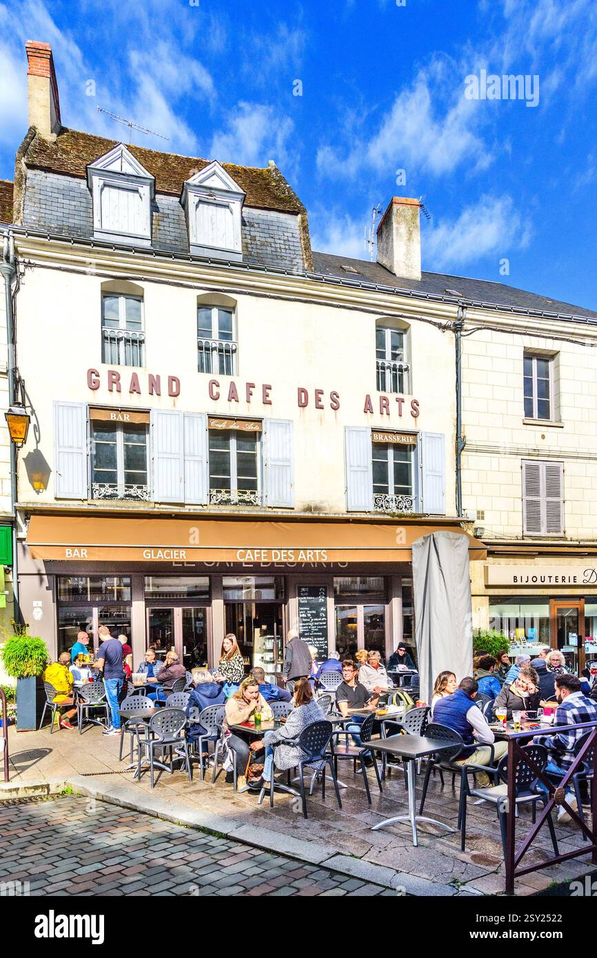 Terrasse bondée samedi midi du Grand Café des Arts - Loches, Indre-et-Loire (37), France. Banque D'Images