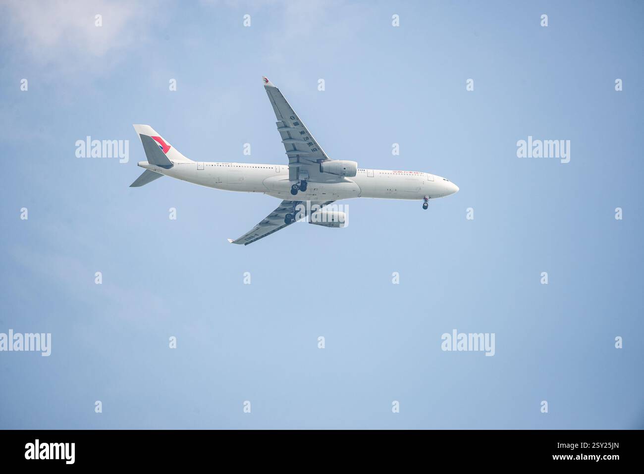 Prague, république tchèque - 05 juin 2021. China Eastern Airlines Airbus A330-343 immatriculé B-8863 à destination de l'aéroport de Prague Banque D'Images Prague, république tchèque - 05 juin 2021. China Eastern Airlines Airbus A330-343 immatriculé B-8863 à destination de l'aéroport de Prague Banque D'Images