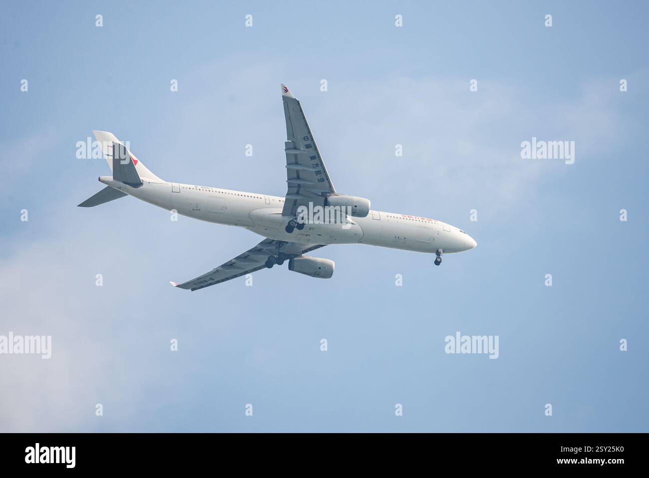 Prague, république tchèque - 05 juin 2021. China Eastern Airlines Airbus A330-343 immatriculé B-8863 à destination de l'aéroport de Prague Banque D'Images Prague, république tchèque - 05 juin 2021. China Eastern Airlines Airbus A330-343 immatriculé B-8863 à destination de l'aéroport de Prague Banque D'Images
