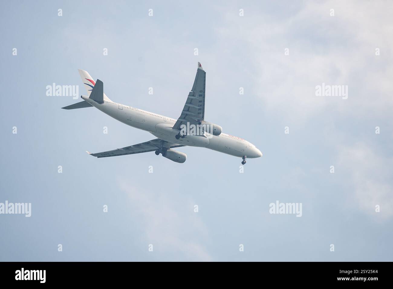 Prague, république tchèque - 05 juin 2021. China Eastern Airlines Airbus A330-343 immatriculé B-8863 à destination de l'aéroport de Prague Banque D'Images Prague, république tchèque - 05 juin 2021. China Eastern Airlines Airbus A330-343 immatriculé B-8863 à destination de l'aéroport de Prague Banque D'Images