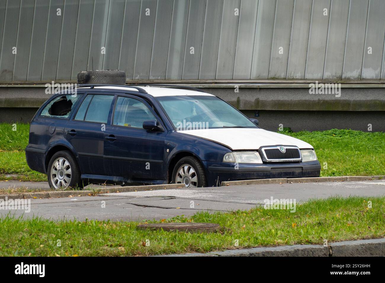 OSTRAVA, TCHÉQUIE - 17 OCTOBRE 2023 : effraction de voiture avec vitre arrière cassée dans un véhicule Skoda Octavia Combi Banque D'Images