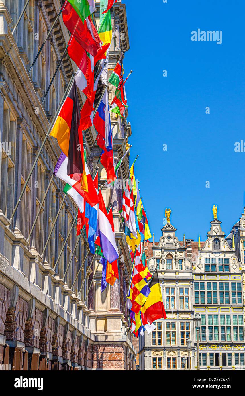 Hôtel de ville d'Anvers Stadhuis bâtiment d'Anvers avec drapeaux des pays européens sur la façade sur la place du Grand marché dans le centre historique de la ville d'Anvers, Anvers Banque D'Images