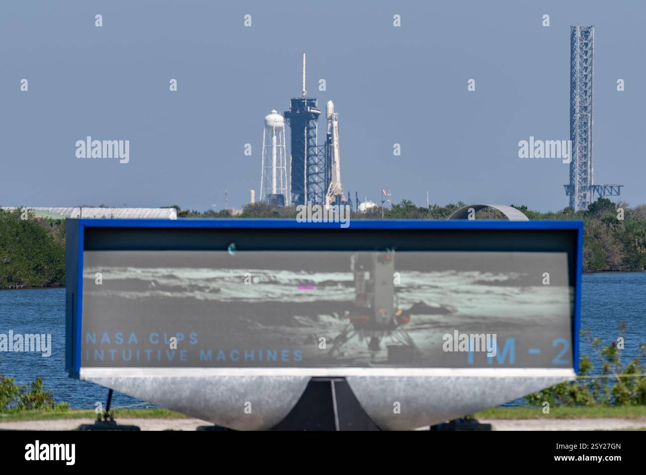 26 février 2025 : le Falcon 9 de SpaceX est vu au Launch Complex 39A avec l’horloge de compte à rebours de la NASA au premier plan affichant une image maquette des machines intuitives IM-2 Lunar Lander sur la surface de la Lune. Crédit : Brandon Moser/Alamy Live News Banque D'Images