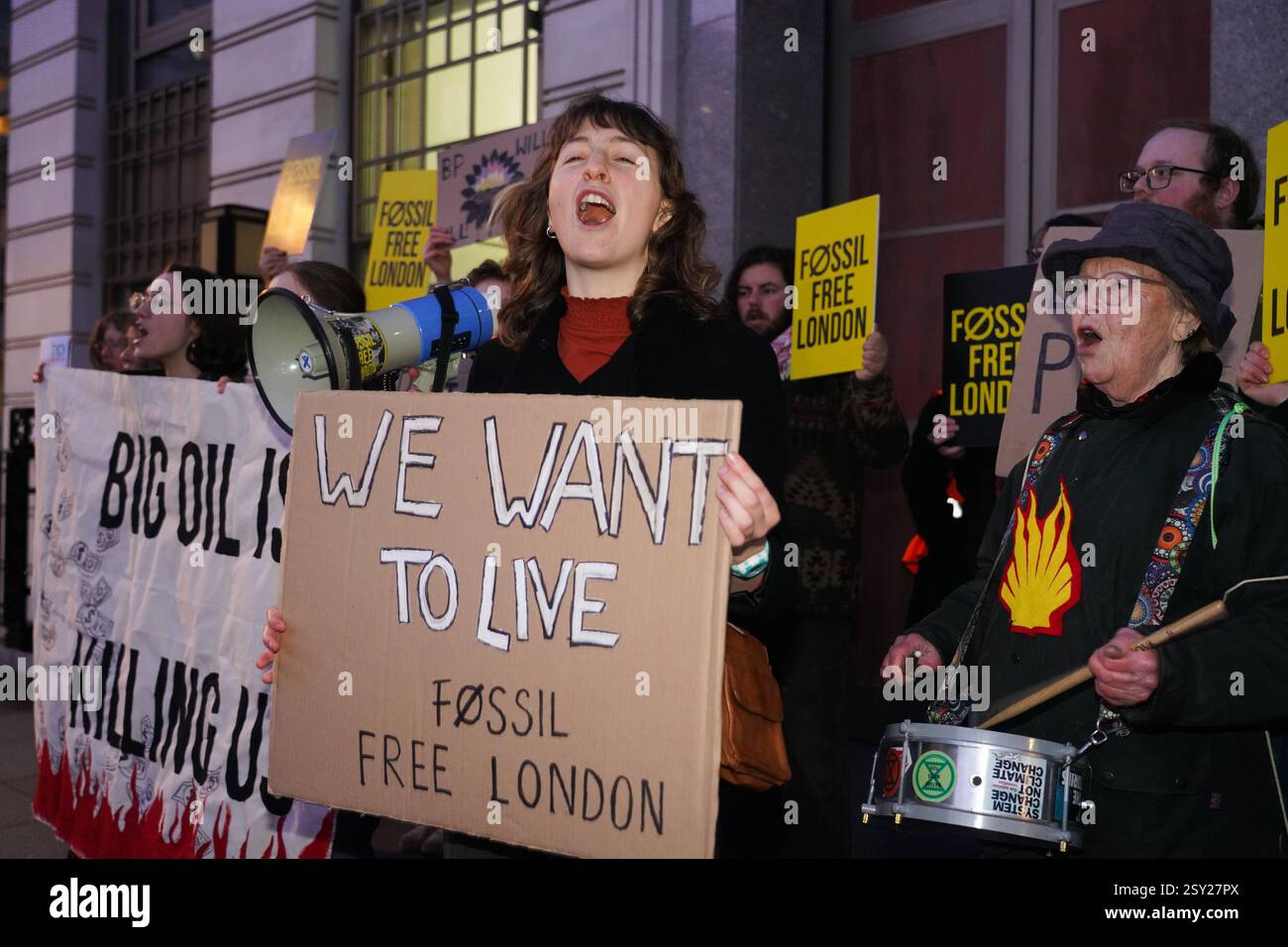 Londres, Royaume-Uni. 26 février 2025. Les militants pour le climat de Fossil Free London protestent contre la nouvelle stratégie de BP consistant à réduire les investissements dans les énergies renouvelables et à augmenter ses investissements dans le pétrole et le gaz à 10 milliards de dollars. Banque D'Images