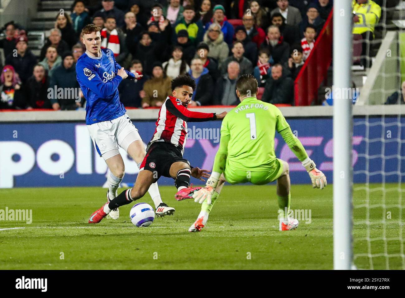 Kevin Schade de Brentford tire lors du match de premier League Brentford vs Everton au Gtech Community Stadium, Londres, Royaume-Uni, le 26 février 2025 (photo par Izzy Poles/News images) Banque D'Images