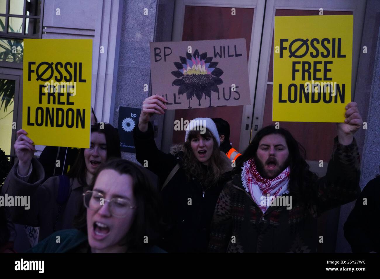 Londres, Royaume-Uni. 26 février 2025. Les militants pour le climat de Fossil Free London protestent contre la nouvelle stratégie de BP consistant à réduire les investissements dans les énergies renouvelables et à augmenter ses investissements dans le pétrole et le gaz à 10 milliards de dollars. Banque D'Images